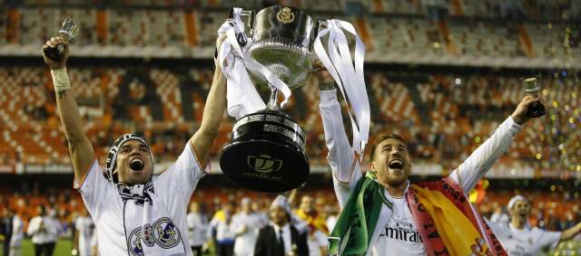 Real Madrid es el rey | Pepe y Sergio Ramos festejan el triunfo alcanzado ayer por Real Madrid en la Copa del Rey. La victoria 2-1 sobre Barcelona eleva el ego de los merengues y resalta la pesadilla que viven los catalanes. FOTO REUTERS
