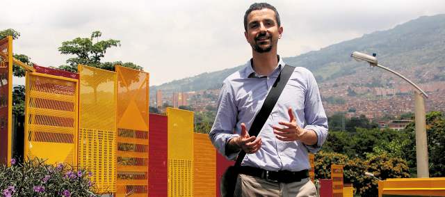 Barcelona asesora cambios en el Centro | Felip Roca, director de Solidaridad y Cooperación Internacional del Ayuntamiento de Barcelona, visita a Medellín. FOTO JULIO C. HERRERA