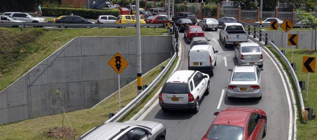 Al puente de la 4Sur sólo lo desahogará otro puente | Para los habitantes de los edificios adeladaños a la 4Sur, el taco se volvió paisaje, para los conductores: desespero FOTO JAIME PÉREZ