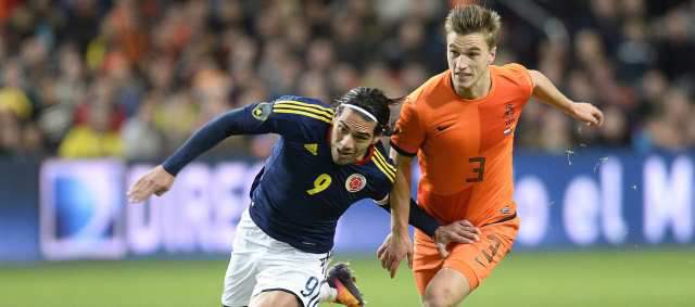 La mecánica estuvo del lado de Colombia | Falcao García, una de las fórmulas de ataque colombiano, es trabado por el defensor holandés Ron Vlaar. Hasta el asistente cayó al gramado. FOTO REUTERS