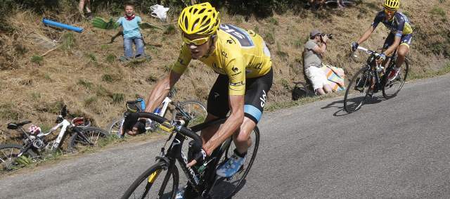 Contador acusó a Nairo de atacar cuando había caída | El líder Chris Froome bajó raudo al lado de Alberto Contador el último premio de montaña. Ambos sufrieron un enredón. FOTO AP