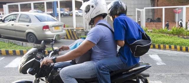 Motociclistas podrán transportar personas con parentesco de padre, hijo o hermano en Medellín | FOTO ARCHIVO