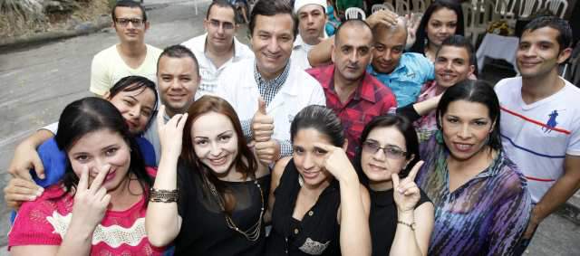 Con señas se hacen dientes que se venden a 33 países | 10 empleados oyentes se graduaron la semana pasada en lenguaje de señas para hablar con sus compañeros. FOTO MANUEL SALDARRIAGA