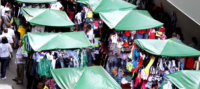 El comercio prepara las ventas y a sus clientes | Mucha gente prefiere el sector del Hueco para sus compras de Navidad, pero los centros comerciales ofrecen una mayor comodidad a sus clientes. FOTO RÓBINSON SÁENZ