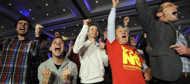 Simpatizantes por el no celebraban al momento que iban escuchando los resultados. Foto AFP