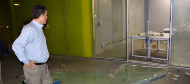 El alcalde, Aníbal Gaviria, recorrió en la noche del jueves el primer piso del edificio de Ruta N, atacado por encapuchados que hacían parte de la marcha solidaria con el paro nacional agrario. FOTO CORTESÍA