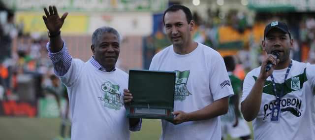 Pacho sintió el cariño y el fervor verdolaga | Una vez más la afición de Nacional se disfrutó de su día clásico. Diferentes manifestaciones de apoyo y un invitado especial: Francisco Maturana. FOTOS Juan Antonio Sánchez-Wilson Díaz