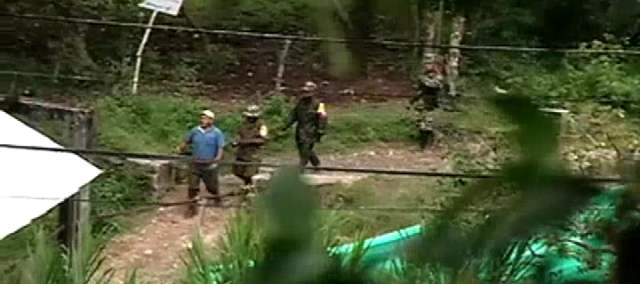En la frontera, Ecuador detiene paso de Farc | Guerrilleros de las Farc aparecen en un paso fronterizo en Nariño para intentar cruzar a territorio ecuatoriano y huir de la ofensiva militar. Tropas del vecino país lo impidieron. FOTO CORTESÍA ECUAVISA