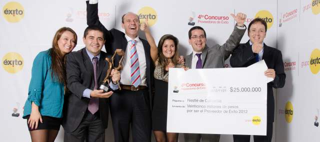 Visión, la clave de los proveedores de Éxito | El presidente de Nestlé Colombia, Manuel Andrés, celebró el premio con su equipo. FOTO CORTESÍA