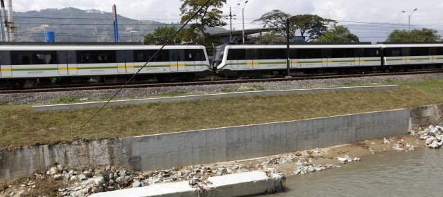 Falta reparar y mantener 75 puntos del canal del río | Estado actual del tramo reparado recientemente del canal del río, donde se presentó la emergencia que paralizó el servicio metro durante diez días en seis estaciones del sur. FOTO MANUEL SALDARRIAGA