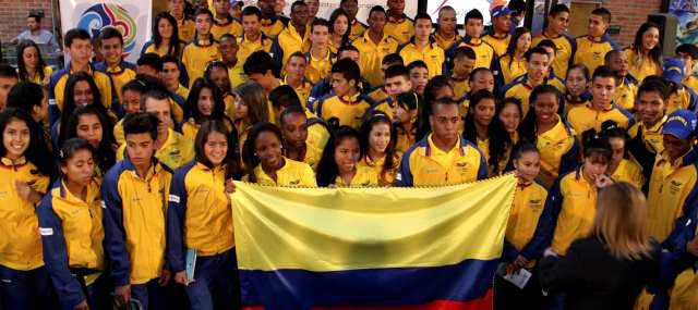 La delegación nacional juvenil recibió la bandera para los Suramericanos