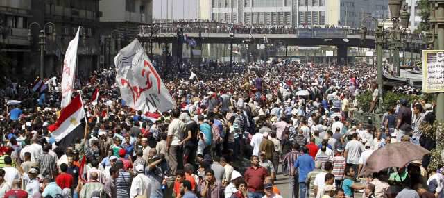 Crisis en Egipto convoca unidad de islamistas | Millones de personas han salido a las calles de las principales ciudades de Egipto a protestarle al Ejército para pedir la restitución de Mohamed Mursi en el poder. FOTO REUTERS