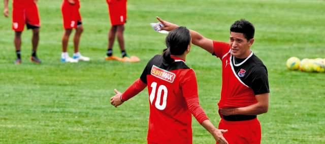 DIM de Gómez no plasmaba lo que entrenaba | Según @estadísdicasDIM, Germán Cano (habla con Giovanni), por primera vez hizo gol en una derrota roja. FOTO JUAN ANTONIO SÁNCHEZ