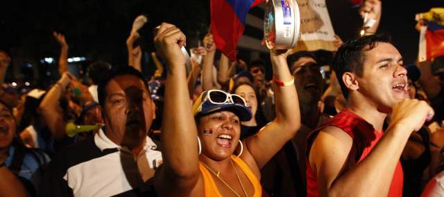 El cacerolazo en Caracas comenzó a las 8:00 p.m. y se extendió cerca de dos horas. El grito de “fraude” se sintió en varios rincones de la ciudad. Reuters