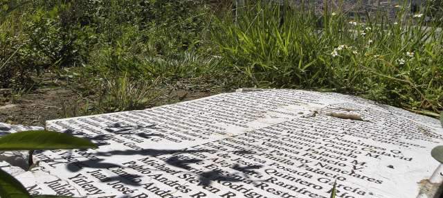 Calle Vieja, tras dos años de la tragedia | Esta placa, en el lote, contiene los nombres de todos los muertos. FOTO RÓBINSON SÁENZ