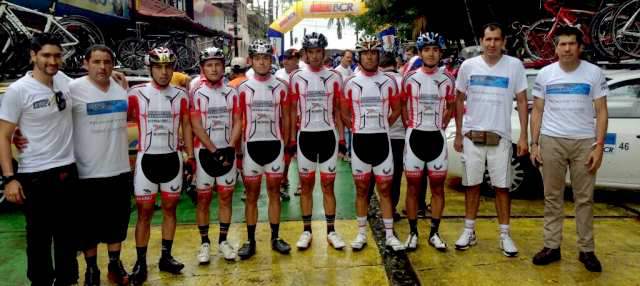 El equipo que celebró la Navidad en la carretera | Este es el equipo Colombia FR, que participa en la Vuelta a Costa Rica de ciclismo. Corren sin grandes patrocinios. FOTO CORTESÍA