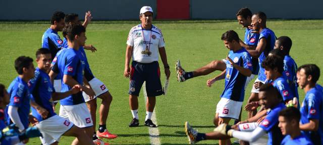 Pinto, otro colombiano por quien hacer fuerza | Últimas prácticas de la Selección de Costa Rica al lado del orientador colombiano Jorge Luis Pinto previo al juego ante Holanda. FOTO AFP