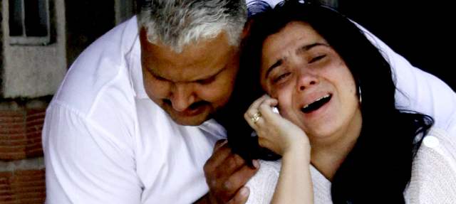 La niña Alisson Lizeth no pudo sobrevivir a una bala perdida | Aun invadido de dolor, José Vicente intenta consolar a su esposa. FOTO MANUELA PALACIO HERNÁNDEZ