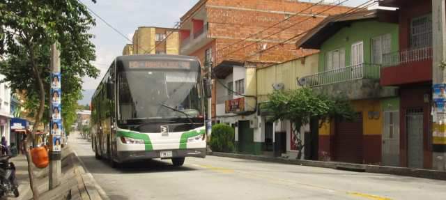 En este punto de la carrera 45 con la calle 69, en el barrio Manrique, fue arrollado un hombre que cruzaba la calle, según testigos, luego de perder el equilibrio. Una cuadra atrás fue la anterior víctima. /Foto Santiago Olivares Tobón