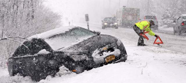 E.U. enfrentaría su peor tormenta de nieve en 100 años | La nieve comenzó a caer ayer en el noreste de E.U.. En la foto, una calle de Boston. FOTO AP