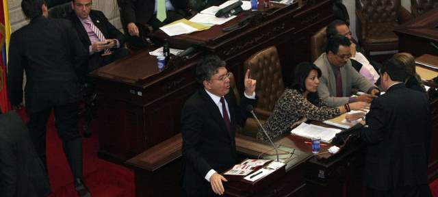 Senado aprobó propuesta de rebajar 400 pesos a la gasolina |