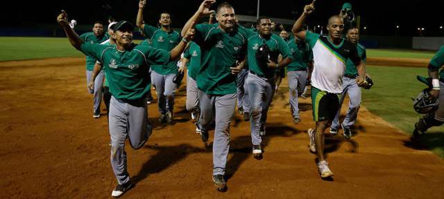 Antioquia lidera Juegos Nacionales | Cristian Mendoza, lanzador relevo de Antioquia (centro), celebra con sus compañeros el triunfo contra Bolívar en la final de béisbol, en Montería. FOTO COLDEPORTES-ARCHIVO LATINO