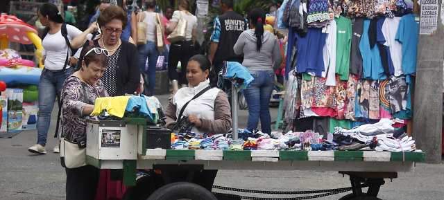 Temporada también lucha contra la ilegalidad | El centro de Medellín ha mostrado mejoría pero todavía hay miles de personas que viven de la venta informal. FOTO JULIO CÉSAR HERRERA