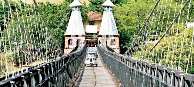 Paso temporal por el Puente de Occidente | Hasta ayer, por el puente solo se permitía el paso de motos y mototaxis. FOTO HENRY AGUDELO