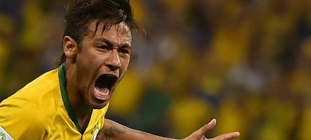 Fantasía de Neymar y empujón arbitral | Thiago Silva en el duelo con Ivica Olic ayer en el duelo Brasil 3-Croacia 1. FOTO AP