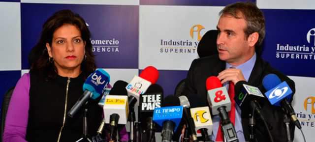 16 empresas en líos por televisores | Alexandra Falla, de la mesa directiva de la Antv y el Superintendente de Industria y Comercio, Pablo Felipe Robledo. FOTO CORTESÍA