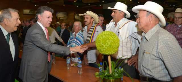 Santos se comprometió a proteger la leche nacional | A lecheros les ratificó su interés de proteger las 350.000 familias productoras. FOTO ANDRÉS PISCOV - SIG