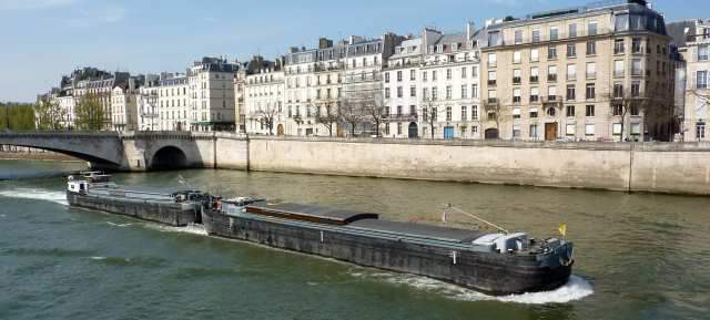 Casas que navegan ríos y mares | El río Sena y su muelle el Quai de Bethune en París alberga casas flotantes. Algunas de grandes dimensiones como la de la imagen. FOTO CORTESÍA FREEMAGES GUY PATRY