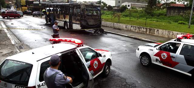 Prisioneros de la mafia tienen en jaque a Sao Paulo | El lunes 12 de noviembre incineraron un bus en Sao Paulo, tras un fin de semana donde se registraron 31 asesinatos. FOTO AP