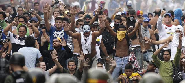 Capriles aportó pruebas de fraude en elecciones | En varias ciudades, miles de personas se enfrentaron con elementos de la Guardia Nacional, que trataron de contener la situación mediante gases lacrimógenos y disparando balas de goma. FOTO REUTERS