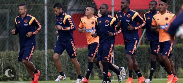 Todos miran a Pekerman a la espera de variantes ante Japón | Este selecto grupo de suplentes aguarda un guiño del técnico. FOTO Juan A. Sánchez, enviado especial
