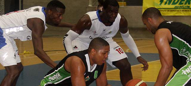 Arrieros empezó a repuntar | Enielsen Guevara se consolida como uno de los mejores postes de la Copa Invitacional de Baloncesto con Arrieros. FOTO JULIO CÉSAR HERRERA