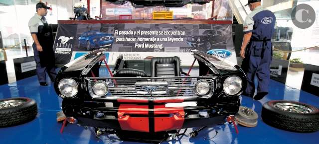 Así revive un carro | Una vez restaurado, el carro se rifará entre los clientes del centro comercial. FOTO JULIO HERRERA
