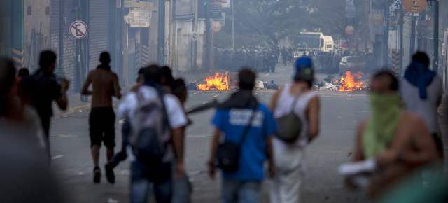 El desacuerdo en las urnas se traslada a las calles | Los choque entre la fuerza pública y ciudadanos inconformes por los resultados electorales fueron ayer la constante. FOTO AP