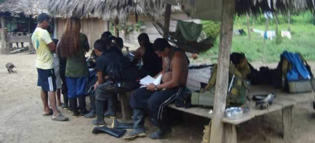 La fiebre de oro y dólares que contagió a un frente de las Farc | En la foto uno, comisión de búsqueda de caletas. En el círculo, foto del "Becerro". FOTO CORTESÍA EJÉRCITO