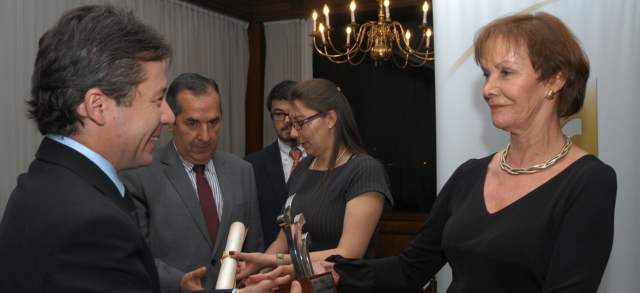 Mineros brilló con premio a la calidad en gestión | El viceministro de Desarrollo Empresarial, Carlos Andrés de Hart, entrega el Premio a Beatriz Uribe, presidenta de Mineros. Al fondo, Luis Emilio Velásquez, de la Corporación Calidad. FOTO CORTESÍA