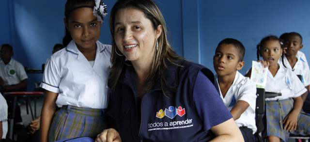 En el Golfo de Urabá todos quieren aprender | 1. La primaria El Paraíso, Institución Educativa Río Grande, es uno de las instituciones educativas cobijadas por el programa Todos a Aprender. 2. María Dennis Vanegas es una de las 100 formadoras que coordinan el programa en todo el país. 3. Los textos se distribuyen por asignaturas y grado. También hay libros guía para docentes.