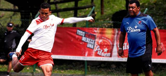El Medellín emprende ruta de la 6a | Amilcar Henríquez, observado por Nelson Gallego, juega su segunda final en Colombia. FOTO HERNÁN VANEGAS