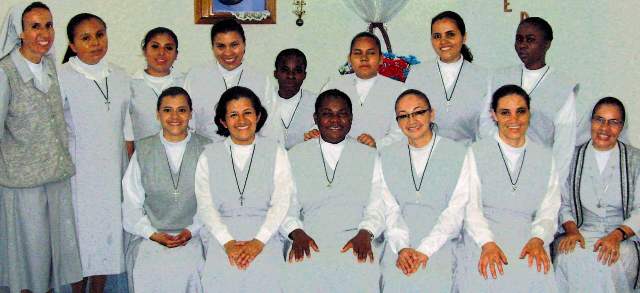 Lauritas: vocación de servicio | En la foto, 12 de las 13 novicias que este año profesan. Las acompañan, a la izquierda, la hermana Mónica Jiménez y a la derecha, sentada, la hermana Josefa Méndez. FOTOS LILLIANA VÉLEZ DE R.