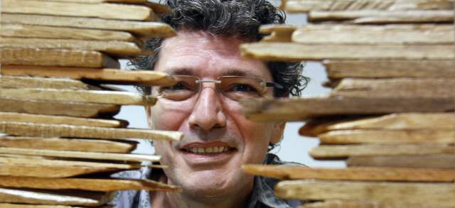 Álvaro Correa ganó Madera Viva | Álvaro Correa posa junto a la maqueta de su obra Evidencia dos piezas enfrentadas que se harán en comino crespo. Con ella ganó el concurso Madera Viva. FOTO DONALDO ZULUAGA.