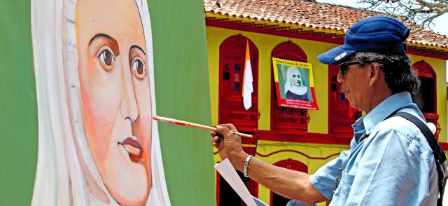 Jericó vive 48 horas de júbilo | Alfonso Ospina se instaló en el parque, donde pinta un retrato gigante de la madre Laura. FOTO JULIO CÉSAR HERRERA