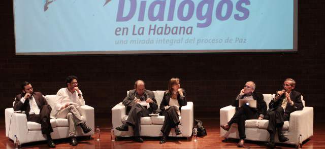 Víctimas son esenciales en la mesa de negociación | En el foro realizado en Eafit, los panelistas hablaron de la participación política de las Farc si se firma la paz. FOTO HERNÁN VANEGAS