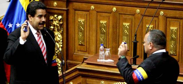 Nicolás Maduro asume el encargo que le dejó Chávez | Diosdado Cabello (der.) le tomó el juramento a Nicolás Maduro (izq.), quien asumió anoche la Presidencia de Venezuela. FOTO AP