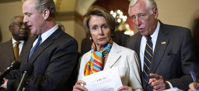 La líder de la minoría demócrata en la Cámara, Nancy Pelosi (centro), con los representantes demócratas Chris Van Hollen (izquierda) y Steny Hoyer (derecha), tras la última votación antes de empezar el cierre de actividades del Gobierno. Foto Reuters