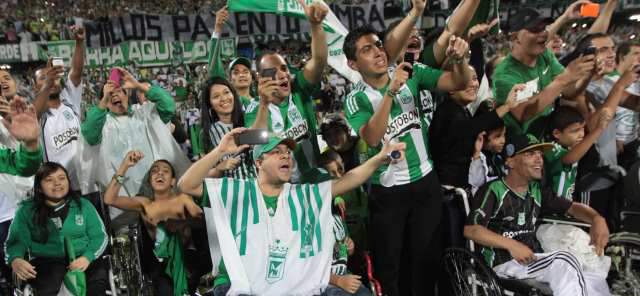 Mojados, pero dichosos con el nuevo título verde | Los hinchas verdolagas, que volvieron a llenar el estadio Atanasio Girardot, fueron premiados anoche con el segundo título en la Copa Postobón para que se ilusionen otra vez con la Copa Suramericana, a partir del 2014. FOTO HERNÁN VANEGAS