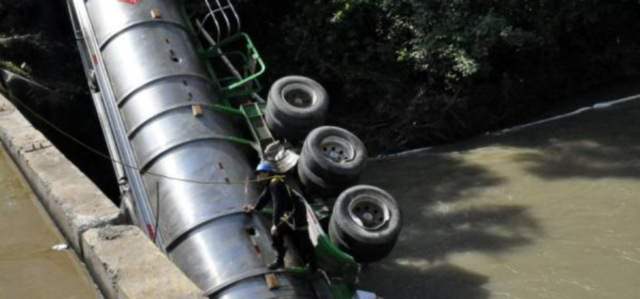 Camión con 7.000 litros de Acpm cayó al río Manco en Bucaramanga |